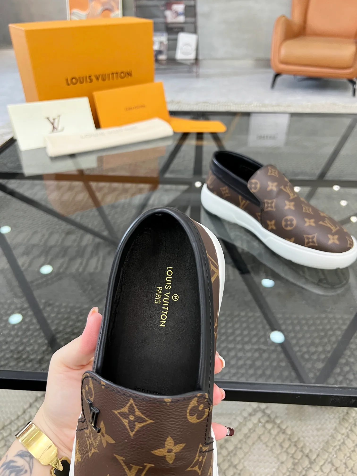 Factory price: 520💰 LV🔍Top purchasing agent🇮🇹 Road The most popular sneakers are available at the same time in the super popular sports shoe counters. The uppers are made of Italian original imported cowhide fabric. The classic and generous layout is a must-have for fashionistas. The complex craftsmanship is perfectly reproduced. The imported soft water-dyed cowhide lining is padded. The soles are: original soles specially provided by the factory. The exclusive foamed molded soles are super comfortable. The original factory follows the order. 🔍🔍High quality. You can go in and out of the counter at will. Welcome to compare. Size 39-45 (38 can be ordered)